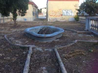 La vasca vuota di un'antica fontana all'interno della stazione di Santo Spirito. Qui dentro un tempo nuotavano pesci rossi e tutt'intorno c'era un lussureggiante giardino